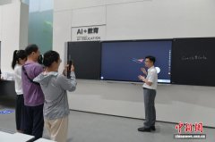 员正在引见一款AI黑板